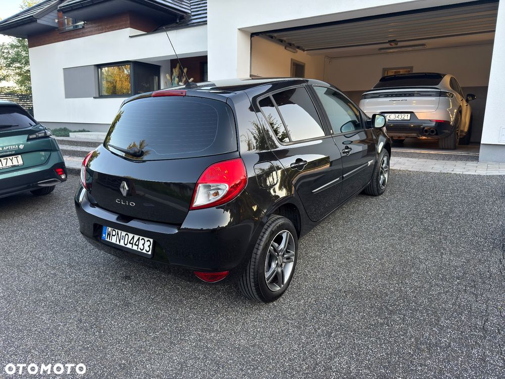 Renault Clio 1.2 16V All Inclusive - 1