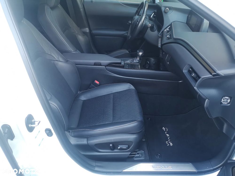 Lexus UX 250h Prestige AWD - 30