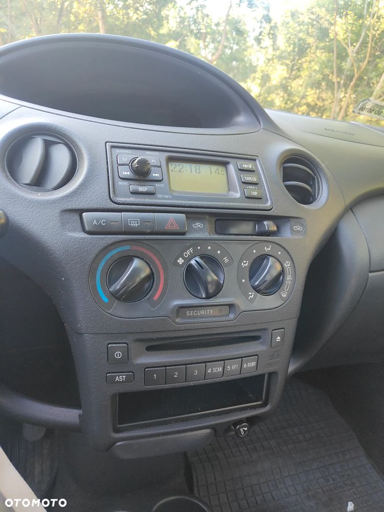 Toyota Yaris 1.3 Luna - 4