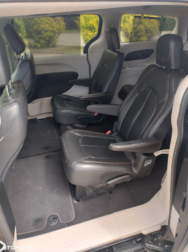 Chrysler Pacifica - 23