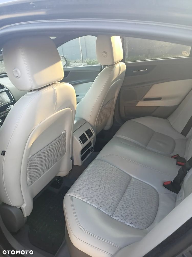 Jaguar XE 2.0 D Portfolio - 9