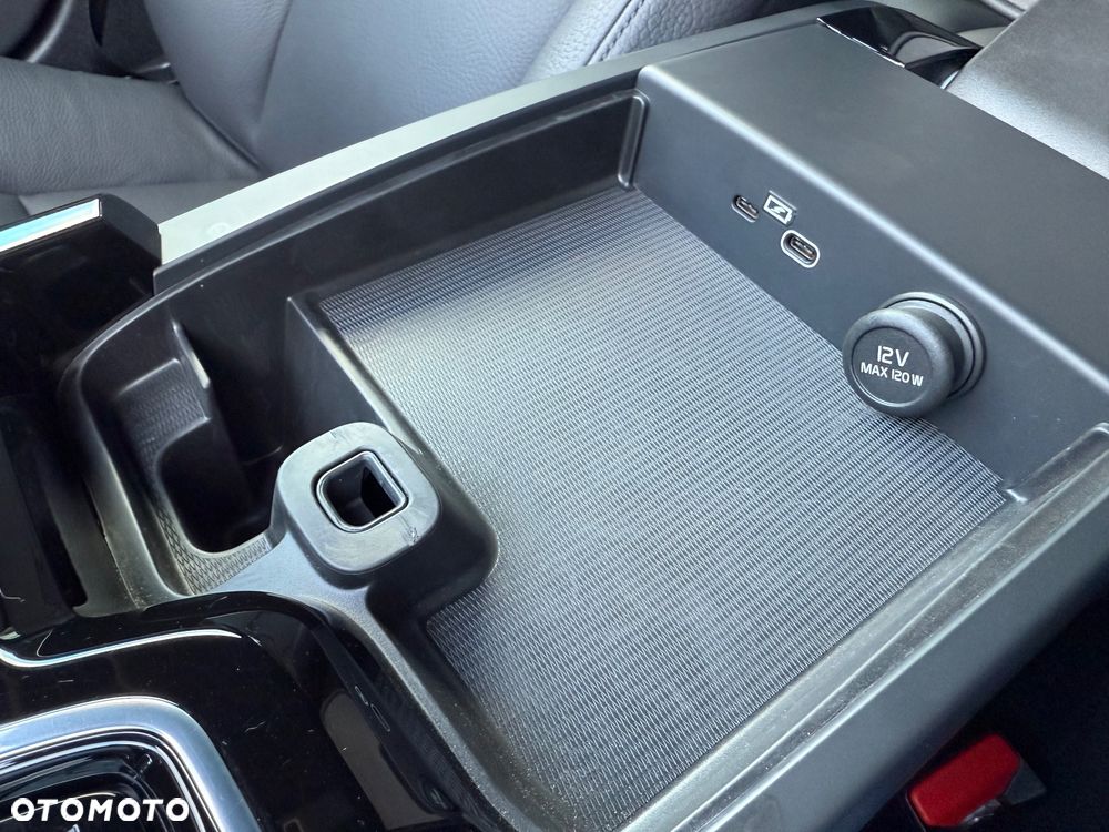 Volvo V60 T6 AWD Plug-In Hybrid Plus Dark - 24