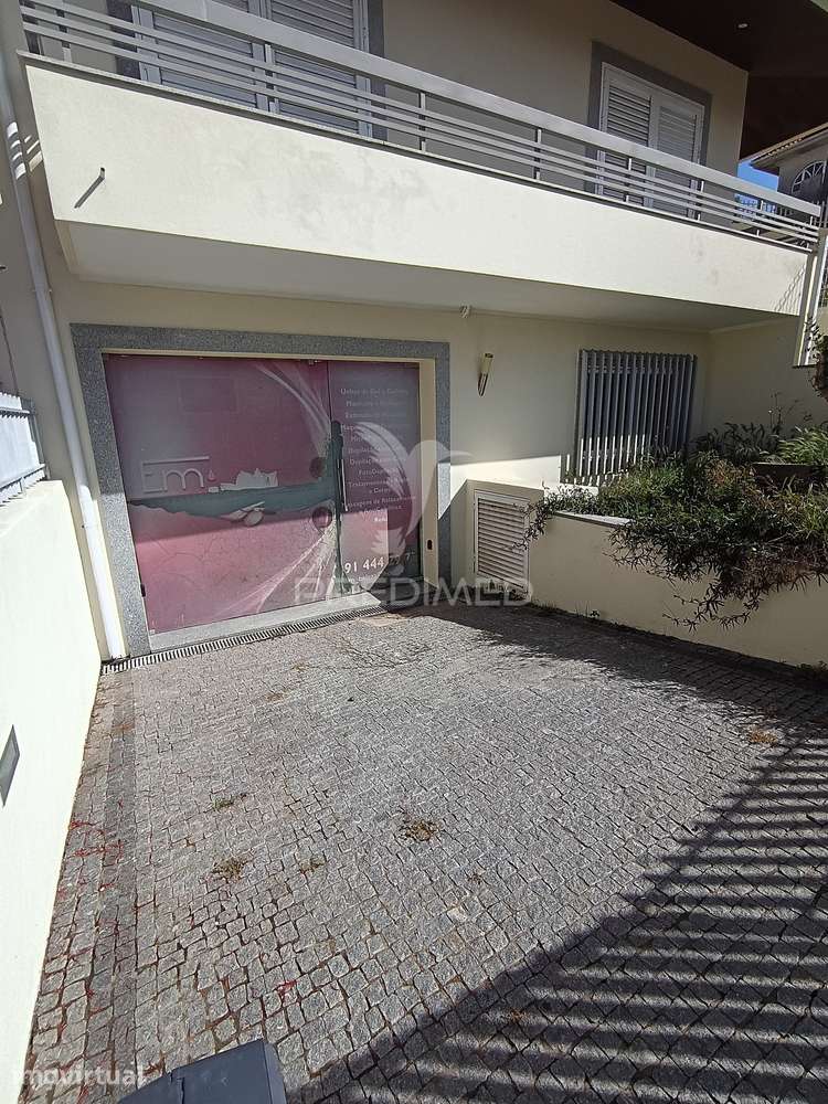Moradia de 3 Frentes com 4 Quartos, Garagem para dois (2) Carros e... - Grande imagem: 2/34