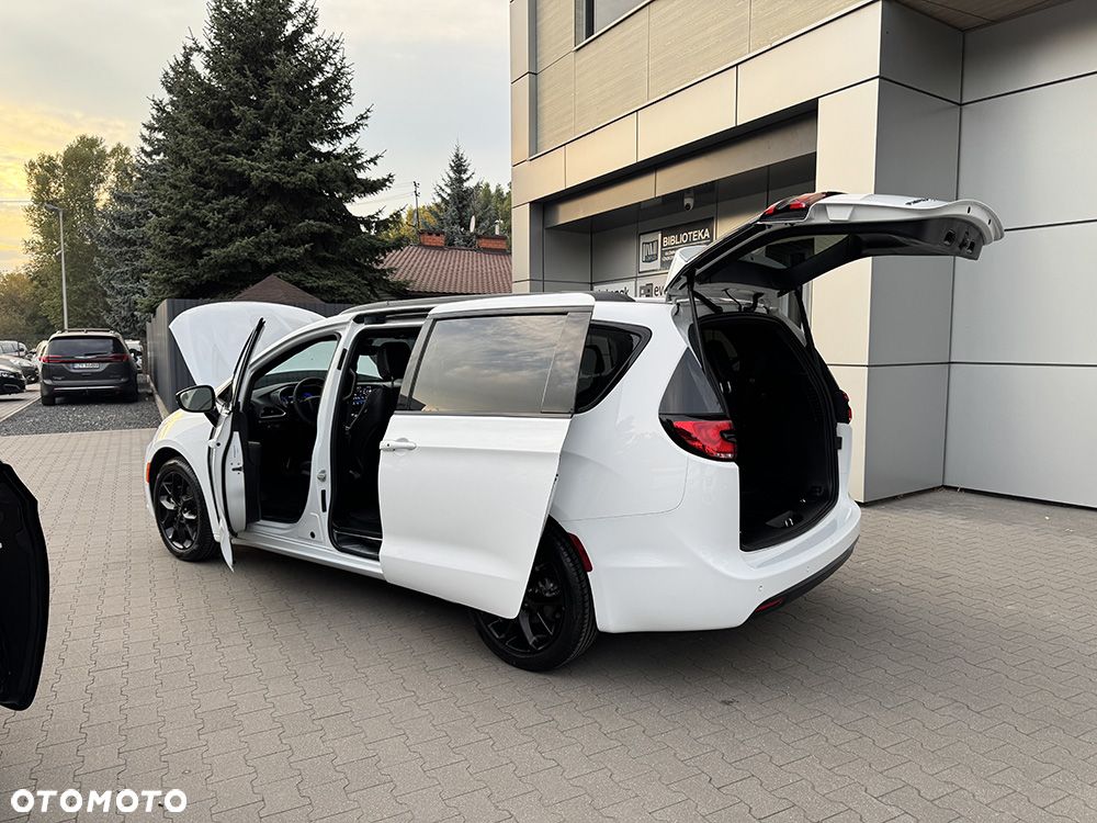 Chrysler Pacifica - 26