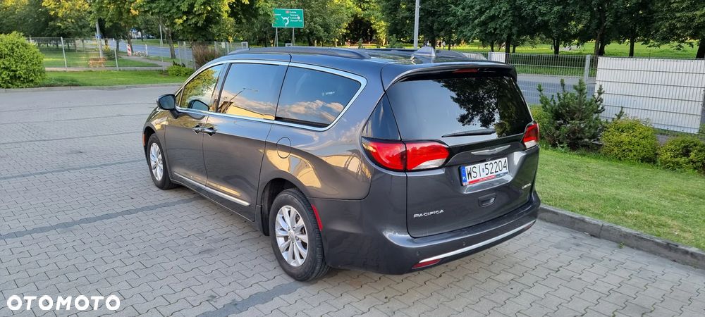 Chrysler Pacifica - 11