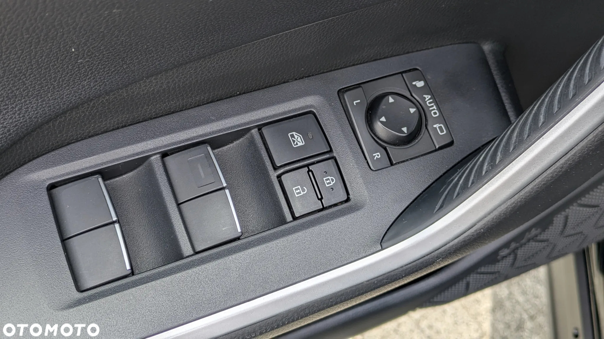 Toyota RAV4 2.5 Hybrid Black Edition by JBL 4x4 - 23