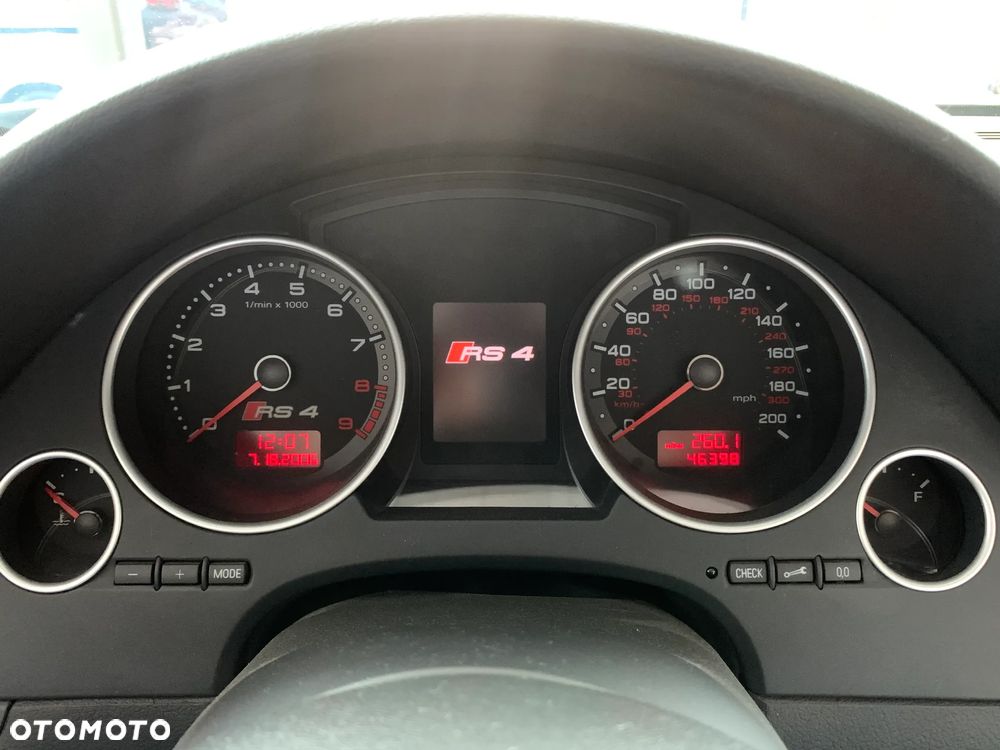 Audi RS4 Limousine Standard - 13