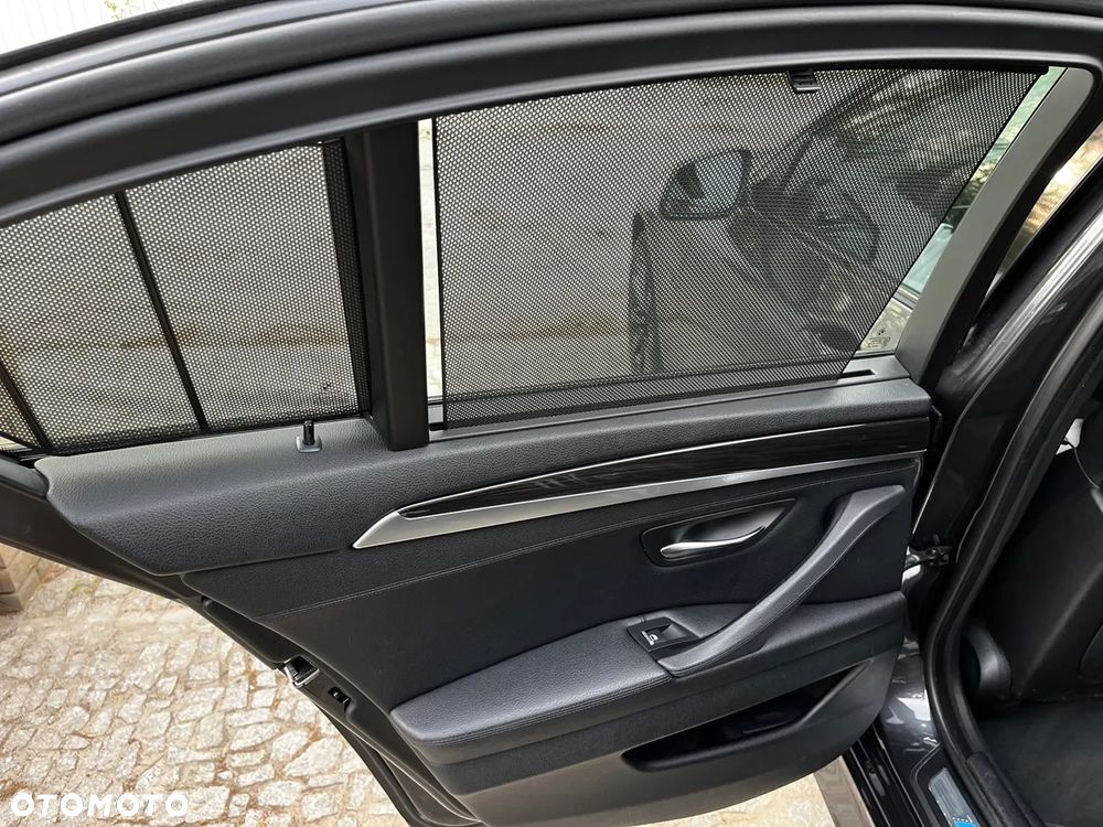 BMW Seria 5 525d xDrive - 11