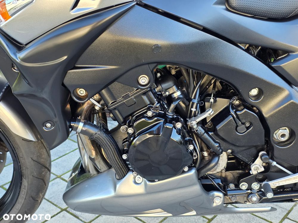 Suzuki GSR - 26