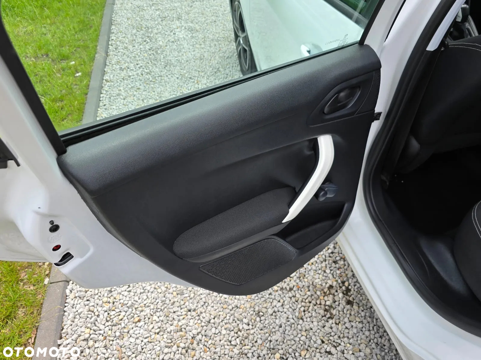 Peugeot 208 - 15
