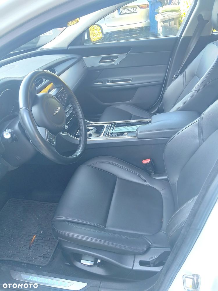 Jaguar XF - 11