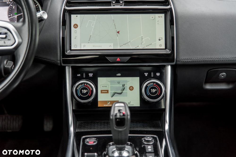 Jaguar XE 2.0 T Prestige - 28
