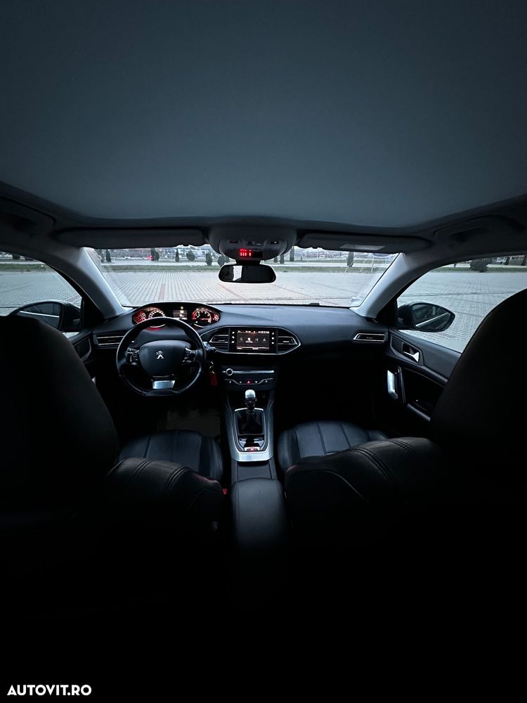 Peugeot 308 SW 1.2 L PureTech Turbo Allure - 12