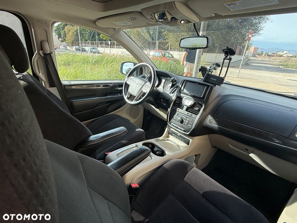 Chrysler Town & Country - 7