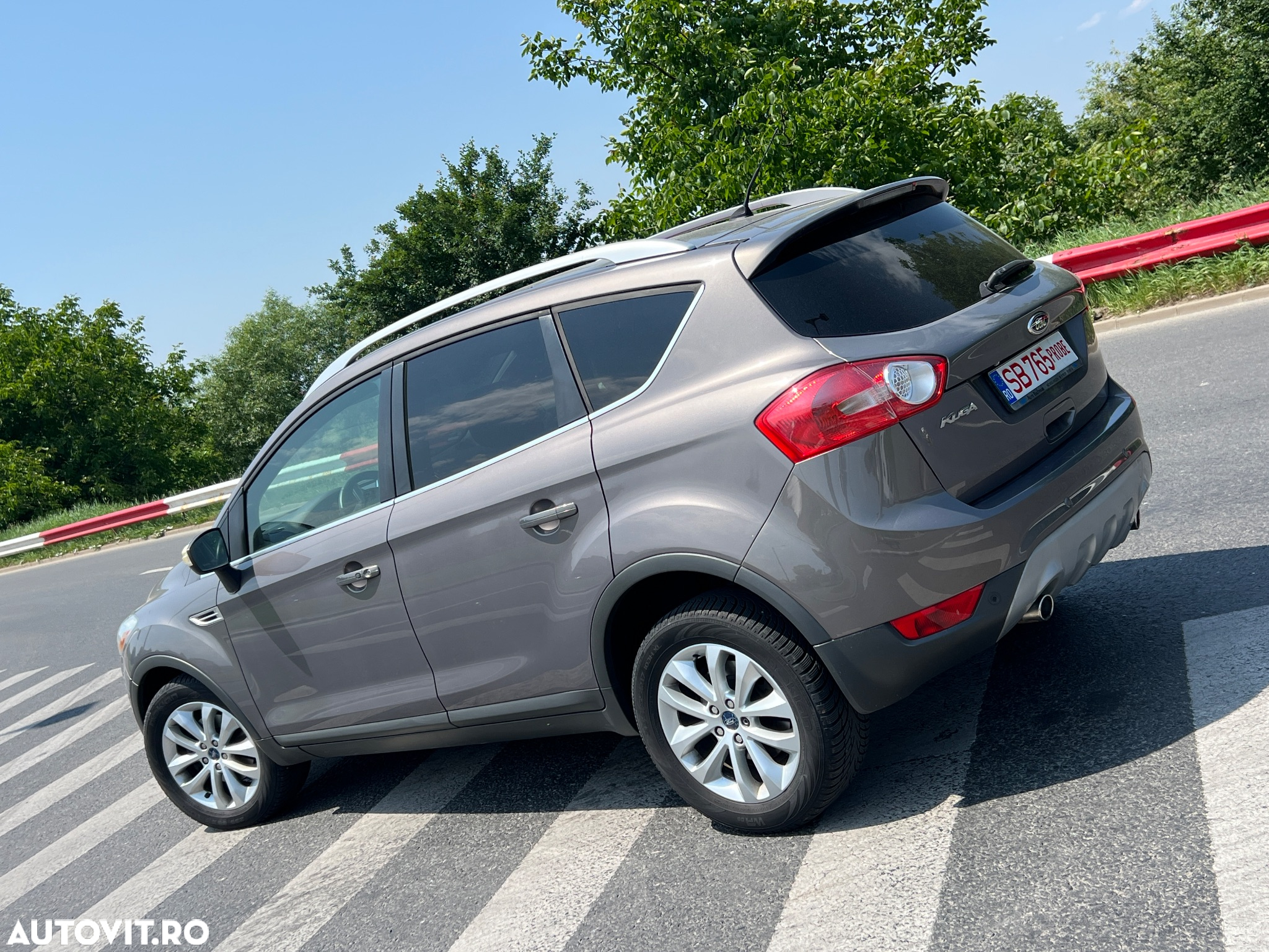 Ford Kuga 2.0 TDCi 4WD Powershift Titanium - 4