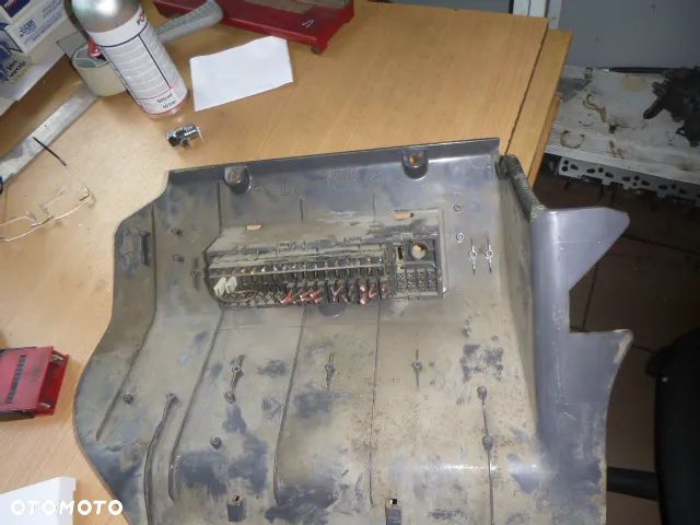 skrzynka bezpieczników mercedes t1 kaczka 2,3d - 2
