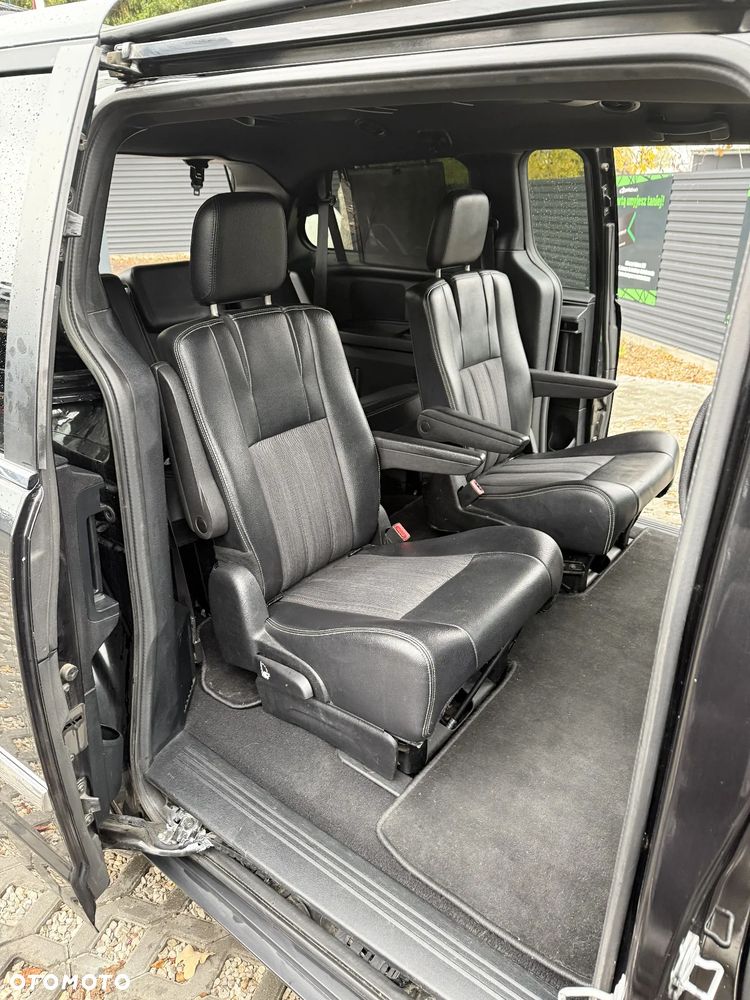 Chrysler Town & Country - 29