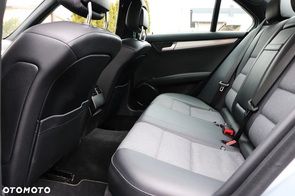 Mercedes-Benz Klasa C 200 Avantgarde Edition - 24