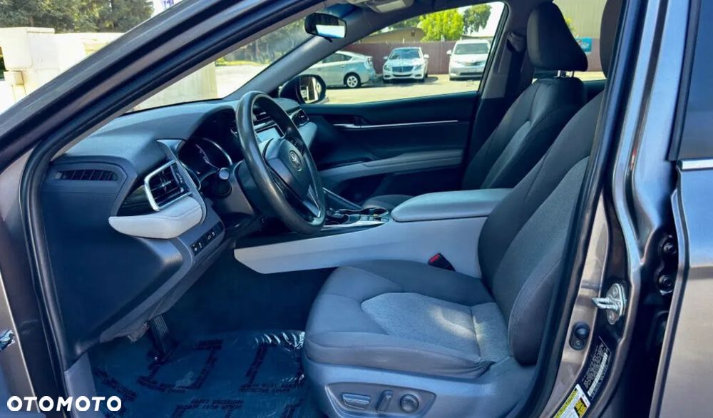 Toyota Camry Luxury - 7