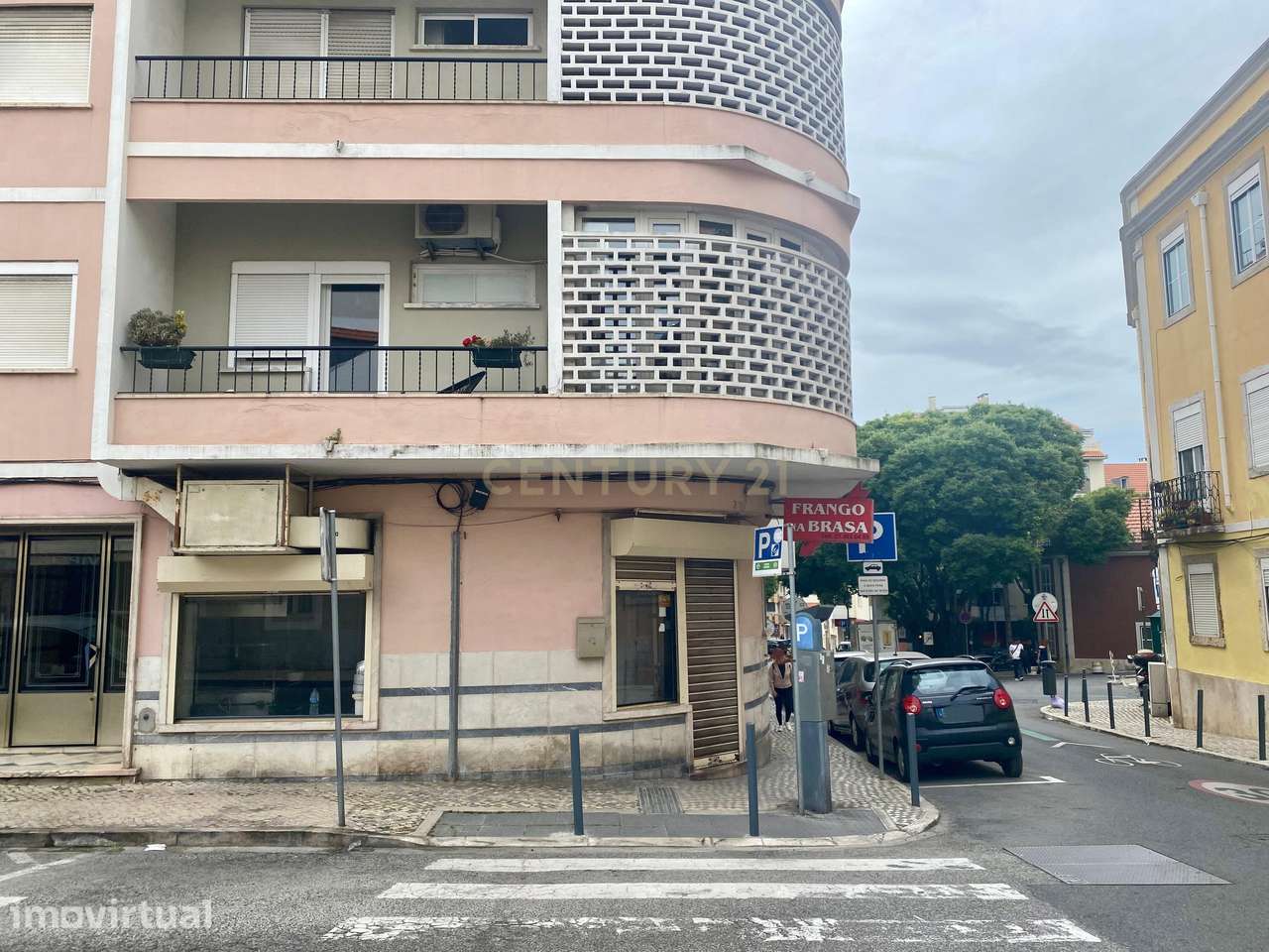 Espaço Comercial com Saída de Fumos em Excelente Localização - Grande imagem: 2/4
