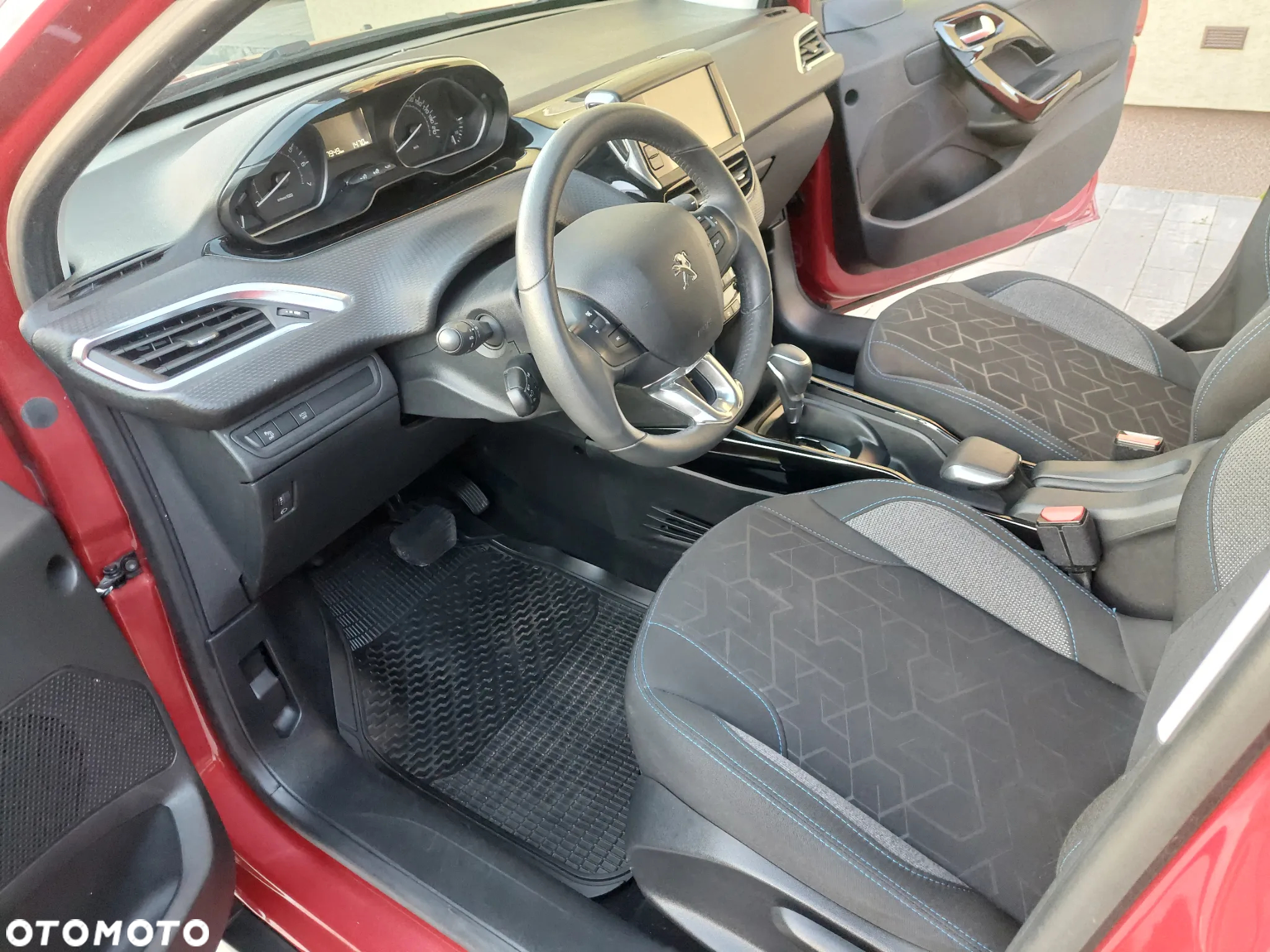 Peugeot 2008 1.2 Pure Tech GPF Signature S&S EAT6 - 9