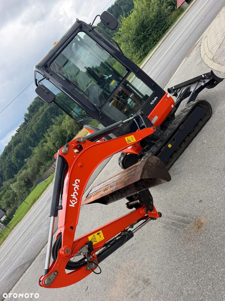 Kubota KX016-4 Koparka Gąsienicowa 2 tony. DEKRA aktualna do 2026r. 3 łyżki.+ pług fabryczny do równania kruszywa lub odśnieżania. Szybkozłącze Hydrauliczne. zmiana łyżek bez wychodzenia z kabiny! Rozsuwane Hydr. podwozie! Sprowadzona z Gospodarstwa Norweskiego! Zero luzów i wycieków. Maszyna jak Nowa z Salonu! 2020 rok. 1000 mtg! Pełna Dokumentacja. Gąsienice bez zużycia! Łyżka Skarpowa+ 2 kopiące. szybka wolna jazda. Ani deka luzów i wycieków. OKAZJA  Dodatkowe sekcje Hydr. Po serwisach kolejny za 400 mtg! - 15