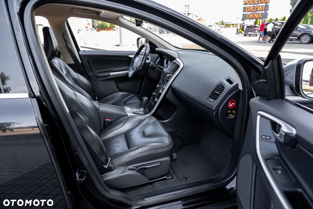 Volvo XC 60 D4 AWD Geartronic RDesign - 24