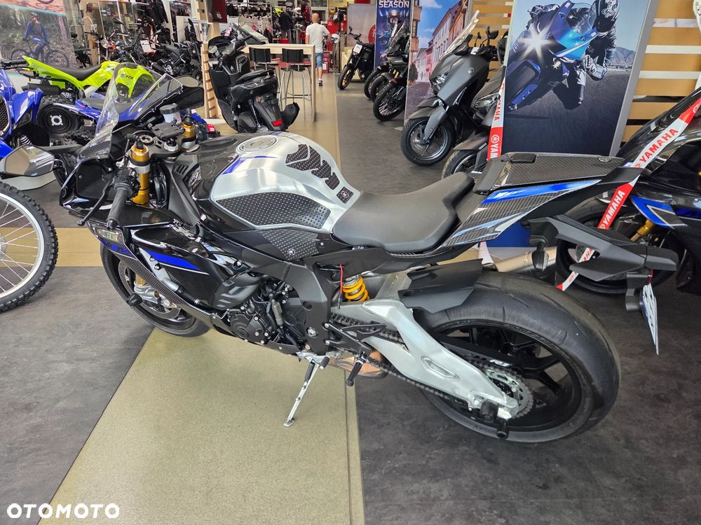 Yamaha R1 - 4