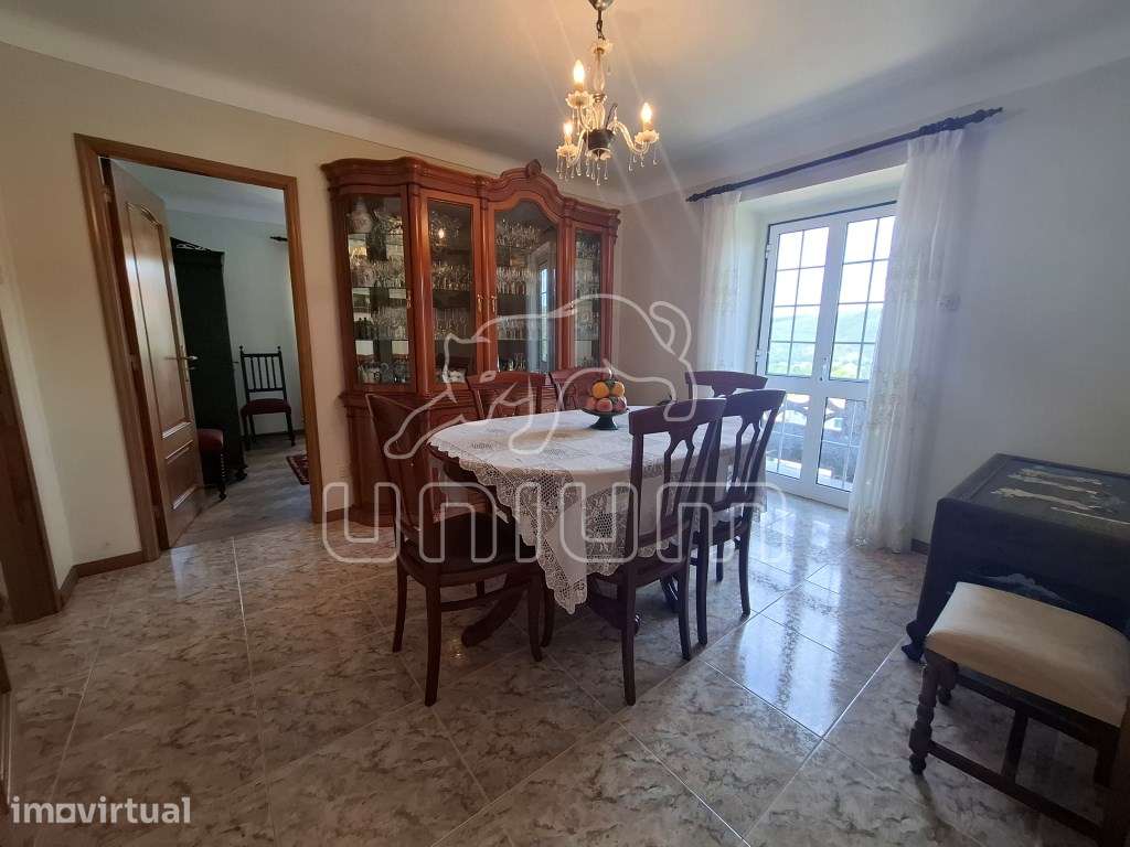Moradia em pedra inserida num terreno com 3.646 m² em Azevedo - Grande imagem: 3/31