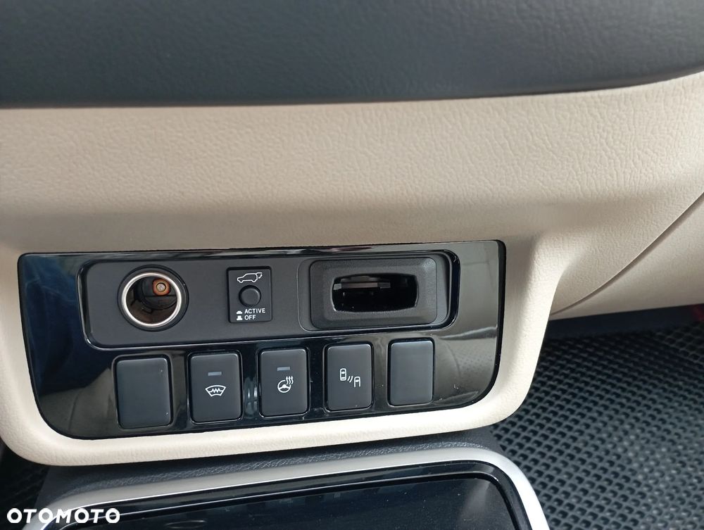Mitsubishi Outlander 2.0 Instyle Navi 4WD CVT - 17