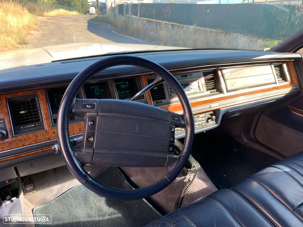 Lincoln Town Car - 7