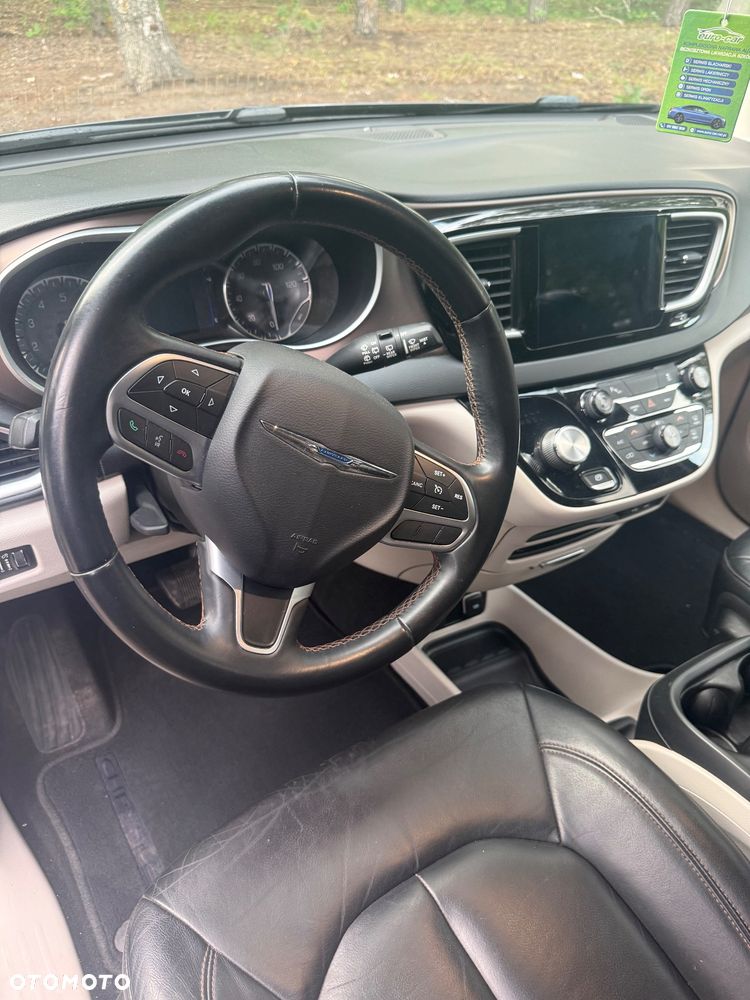 Chrysler Pacifica - 11