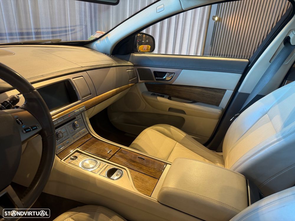 Jaguar XF 4.2 V8 Premium Luxury - 17
