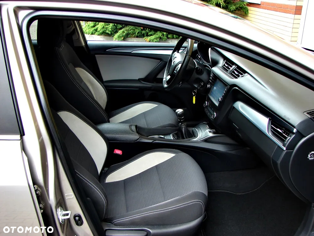 Toyota Avensis Touring Sports 1.8 Comfort - 24