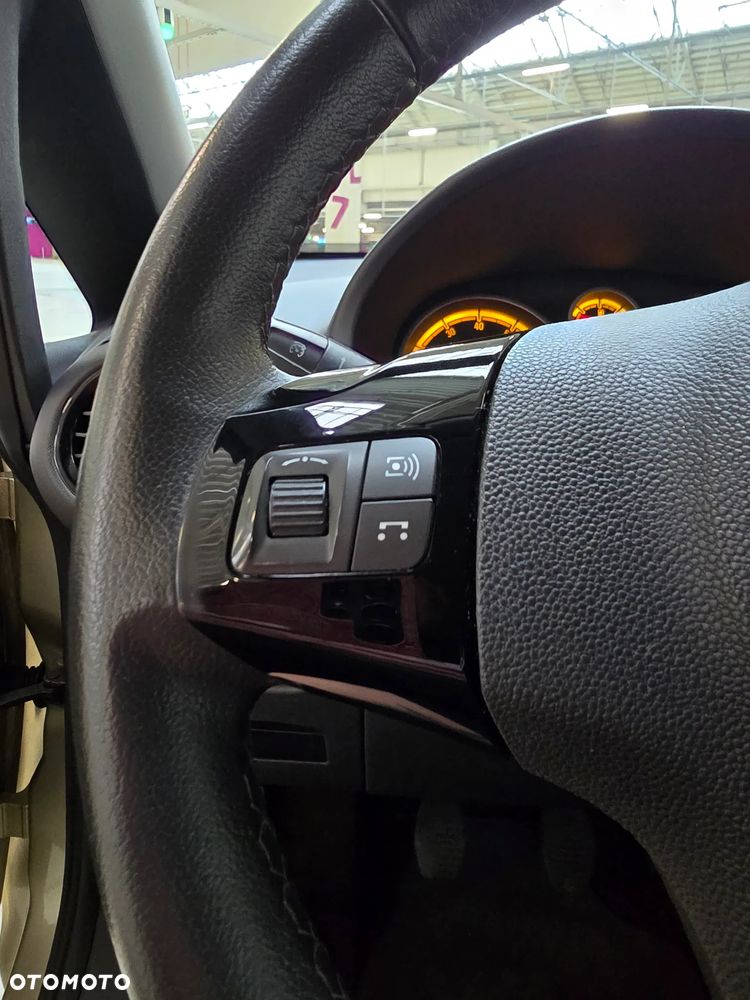 Opel Corsa 1.4 16V Innovation 110 Jahre - 14