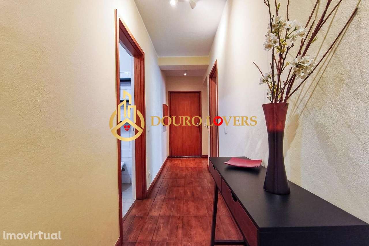 T2 c/ varanda junto ao Polo Universitário e Hospital S. João - Grande imagem: 3/27