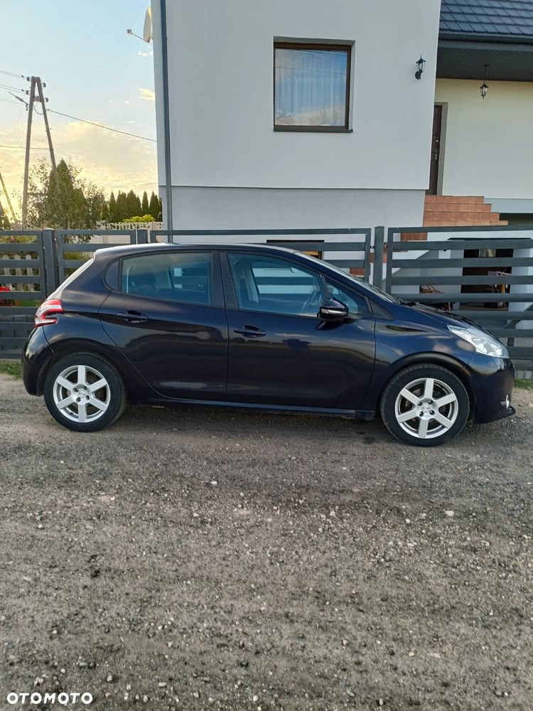 Peugeot 208 - 1