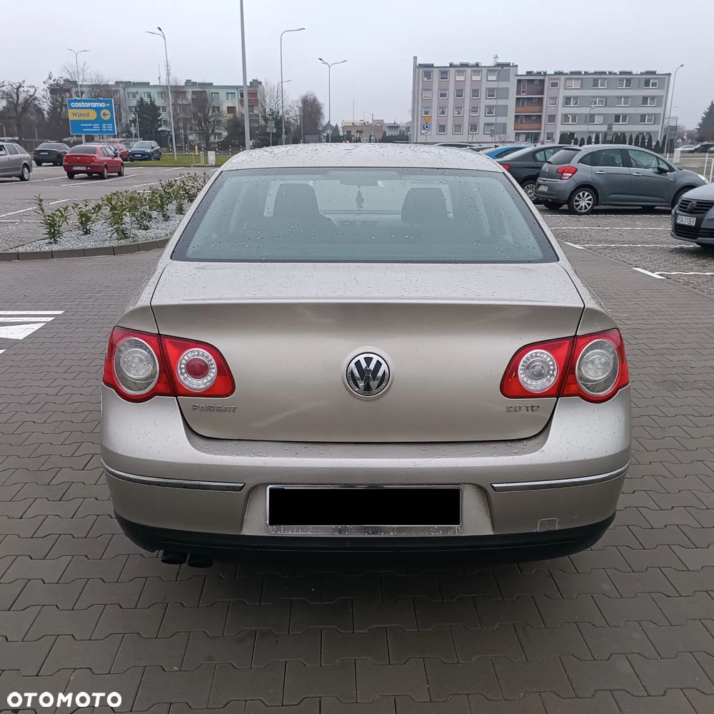 Volkswagen Passat 2.0 TDI Individual Chrom - 9