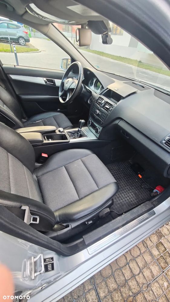 Mercedes-Benz Klasa C 220 CDI DPF Avantgarde - 22