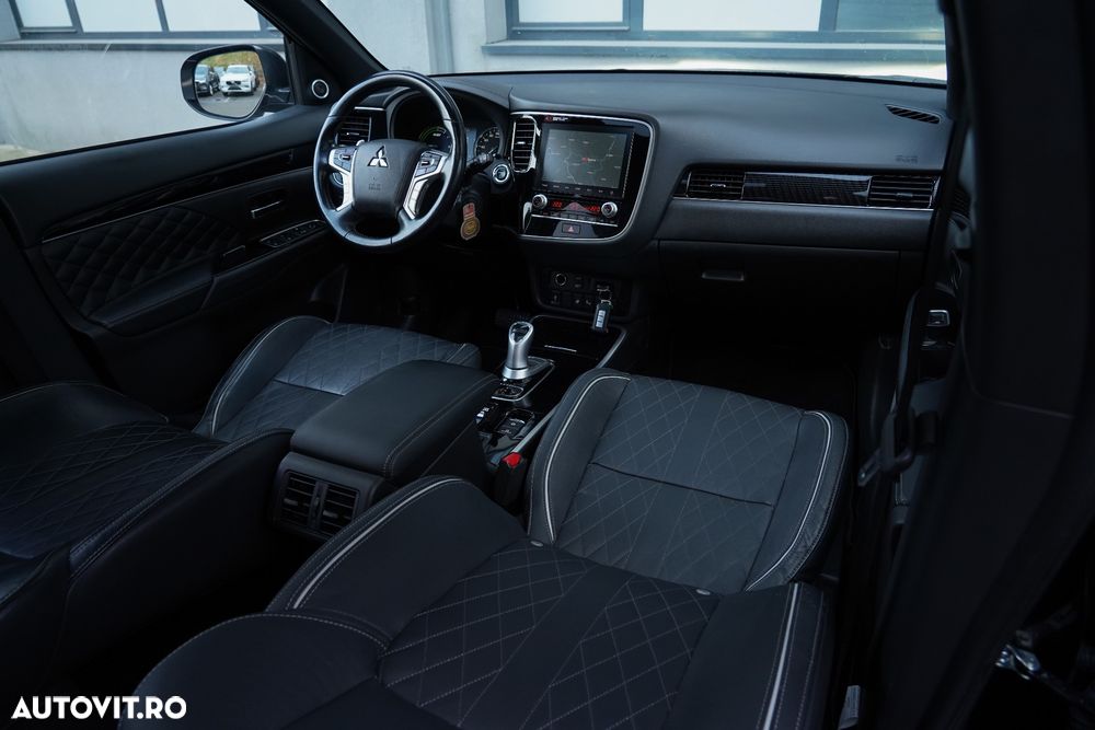 Mitsubishi Outlander ver-2-4-4wd-plug--in-hybrid-top - 21