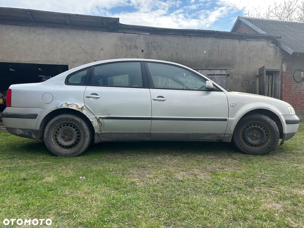Volkswagen Passat 1.6 - 9