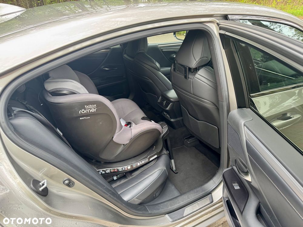 Lexus ES 300h F Sport - 16