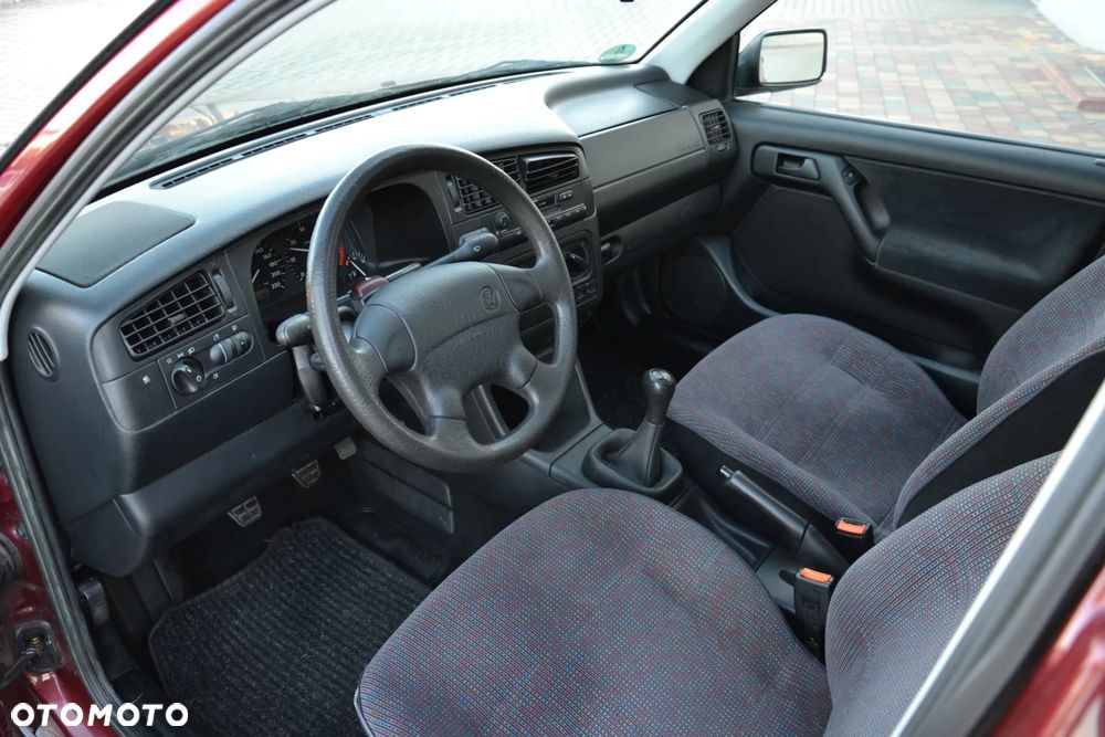 Volkswagen Golf 1.6 GL - 16