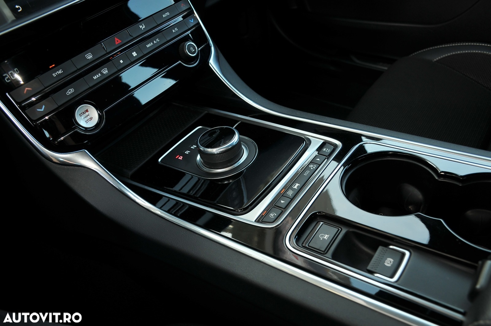 Jaguar XE 2.0 AWD R-Sport - 16