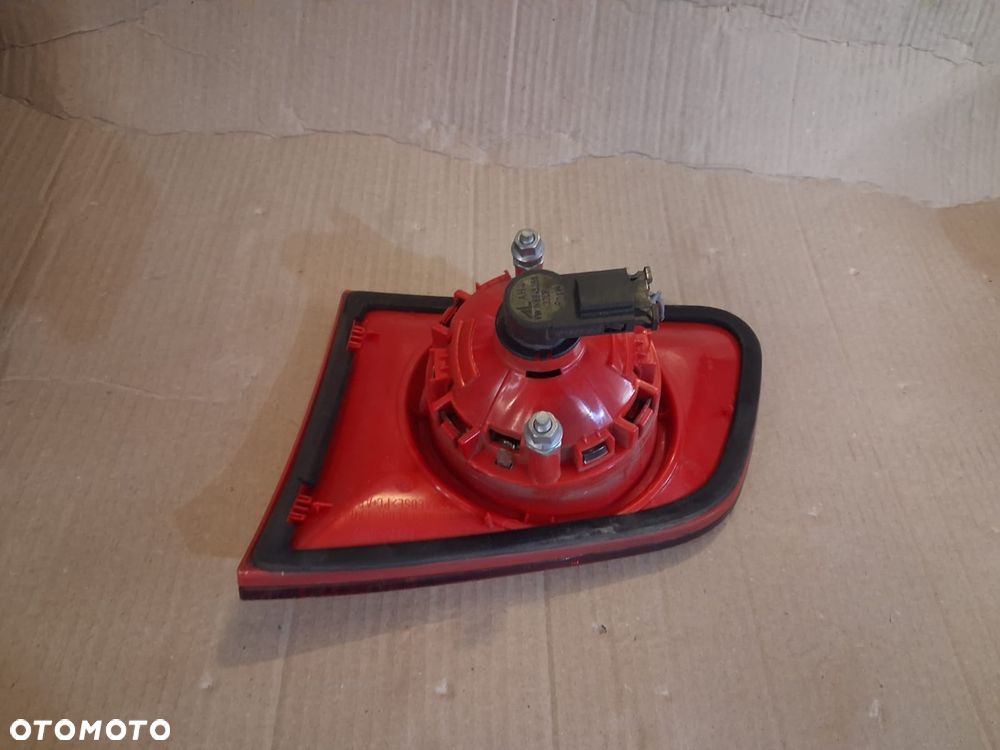 Lampa tył w klape PASSAT B6 kombi lewa  OE - 2