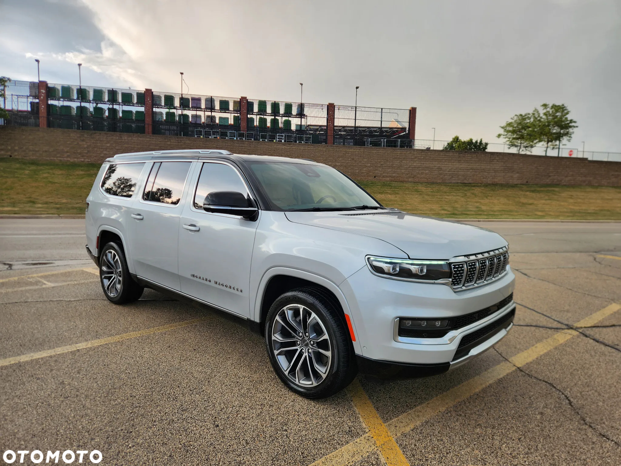 Jeep Grand Wagoneer - 10