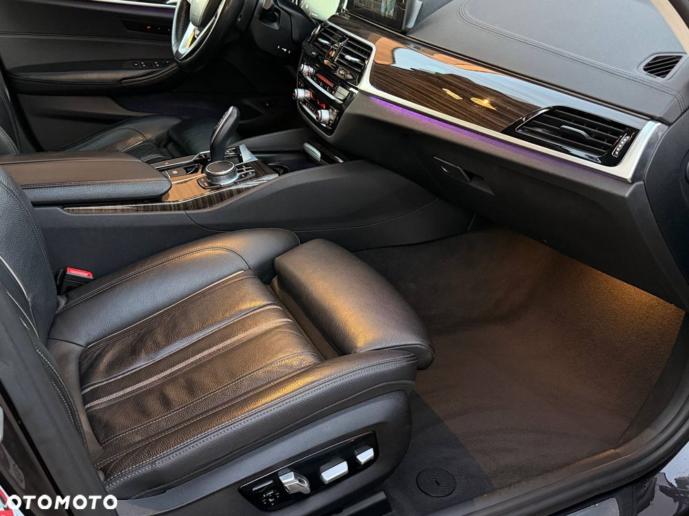 BMW Seria 5 530d xDrive Luxury Line sport - 9
