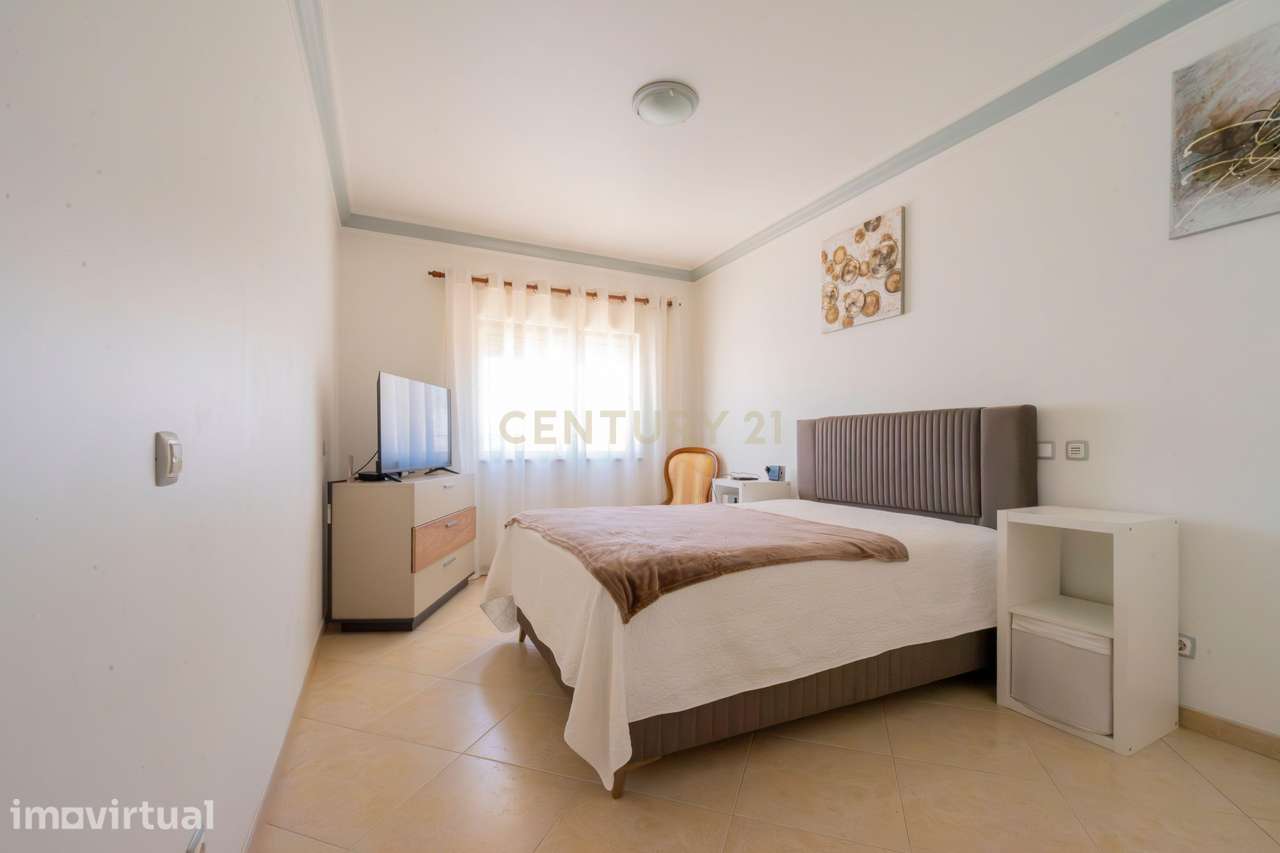 Apartamento T2 com garagem e elevador no centro de Quarteira - Grande imagem: 4/22