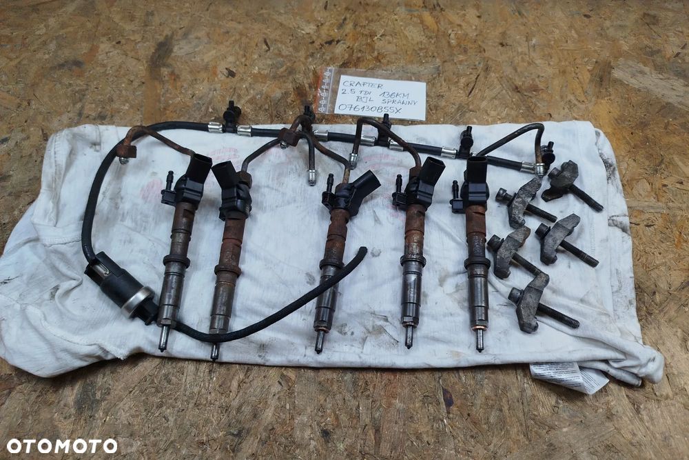 wtryskiwacz wtrysk 076130855X komplet 5 sztuk do Volkswagen Crafter I 2.5 TDI BJL z silnika na chodzie - 1