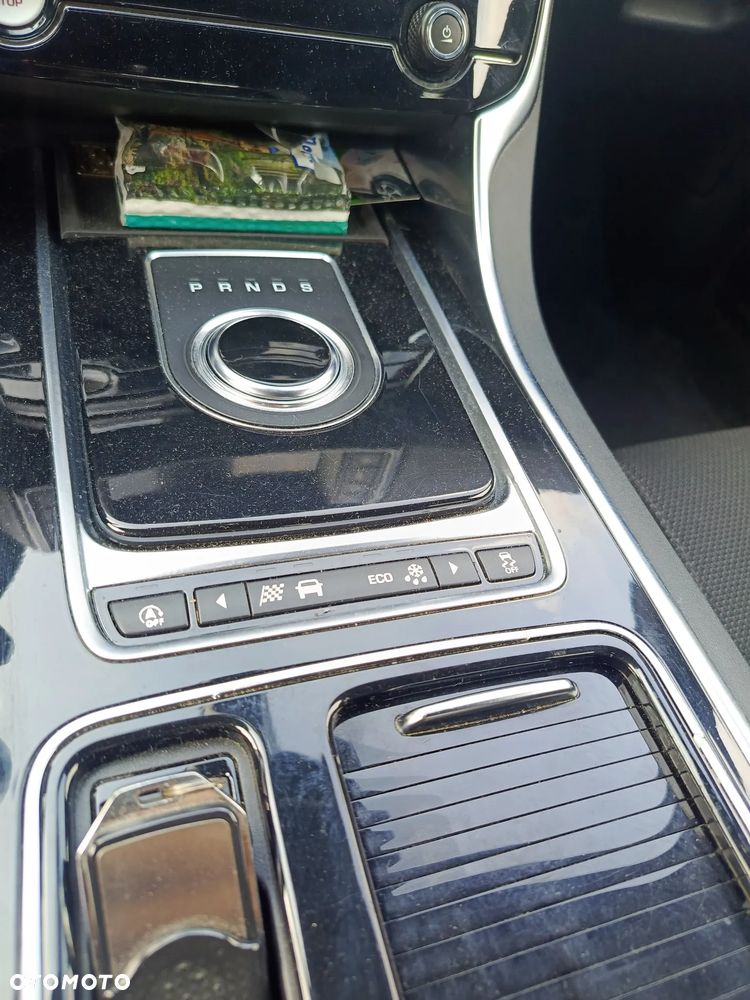 Jaguar XE 2.0 D AWD R-Sport - 16